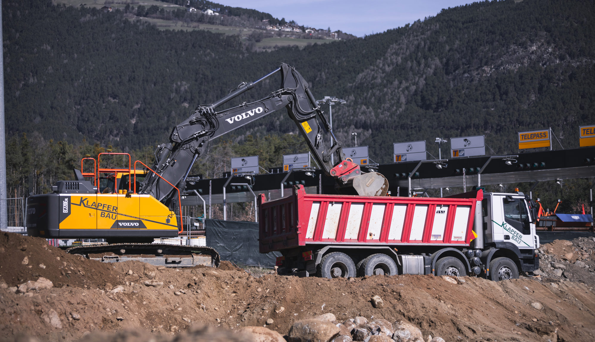 Klapfer Bau - Leistungen - Tiefbau - Slider - Bagger mit Lkw
