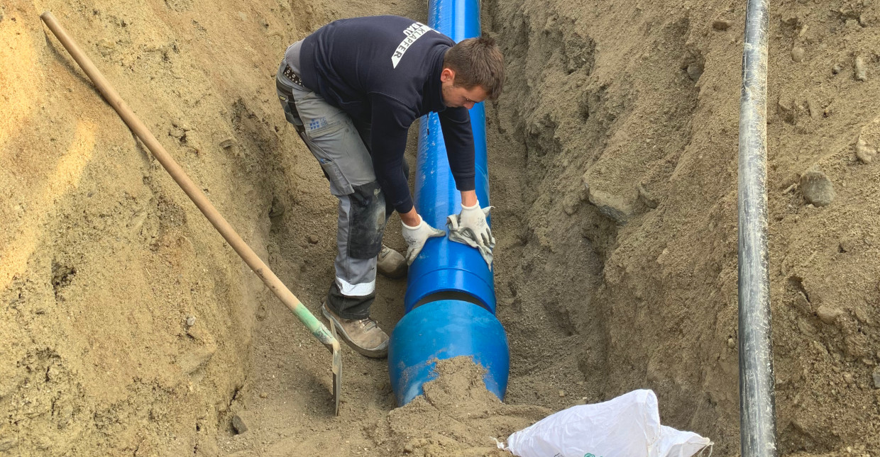 Klapfer Bau - Leistungen - Tiefbau klein - Alex mit Rohr