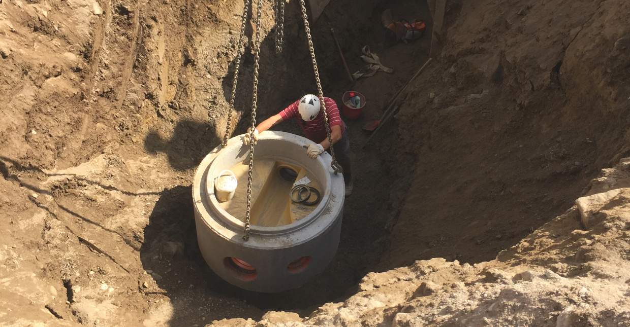 Klapfer Bau - Leistungen - Tiefbau klein - Schacht setzen