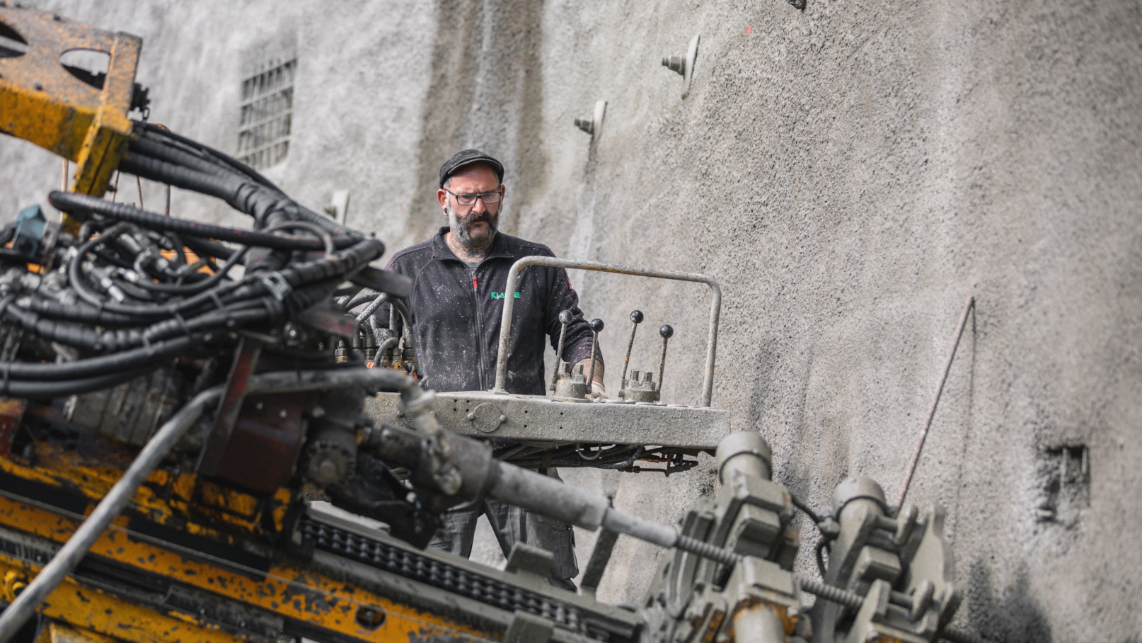 Klapfer Bau - Leistungen - Spezialtiefbau - Naegelbohrmaschine mit Hannes
