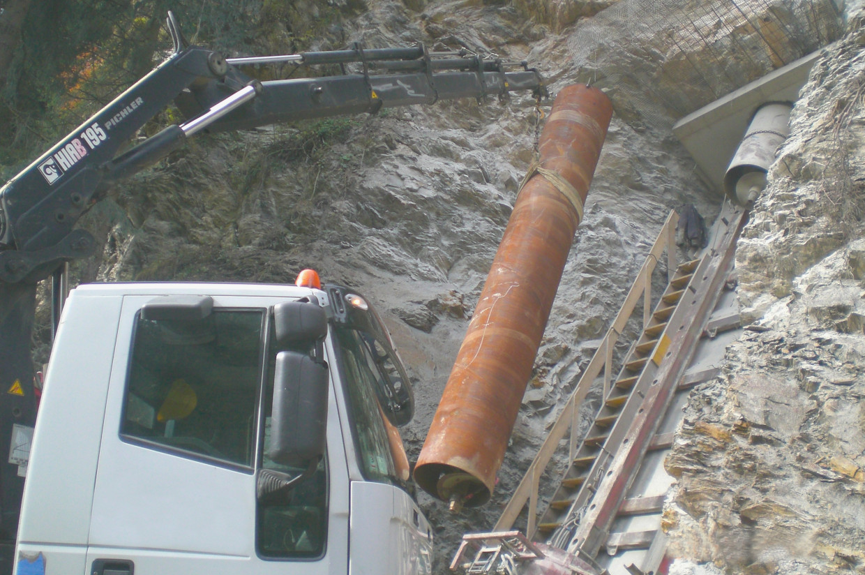 Klapfer Bau - Leistungen - Spezialtiefbau - Rohrvortrieb - Eisenrohr mit Lkw