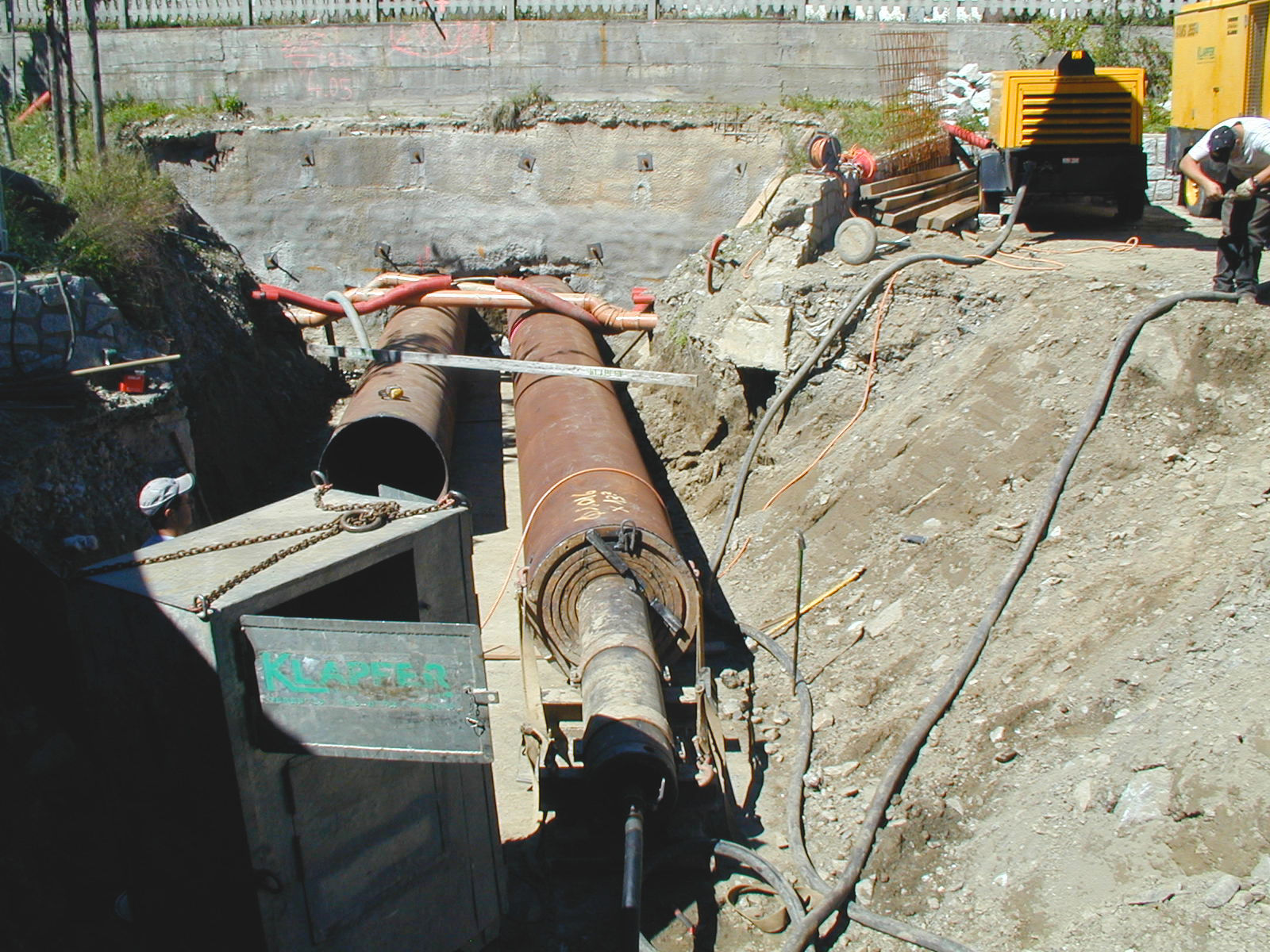 Klapfer Bau - Leistungen - Spezialtiefbau - Rohrvortrieb - zwei Eisenrohre