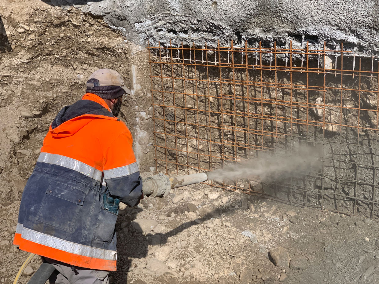 Klapfer Bau - Leistungen - Spezialtiefbau - Spritzbeton - Mitarbeiter bei der Arbeit